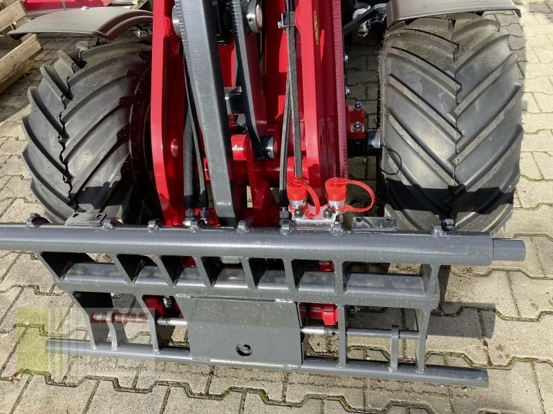 Kompaktlader of the type Schäffer 2028-2 HOFLADER, Neumaschine in Schwandorf (Picture 8)