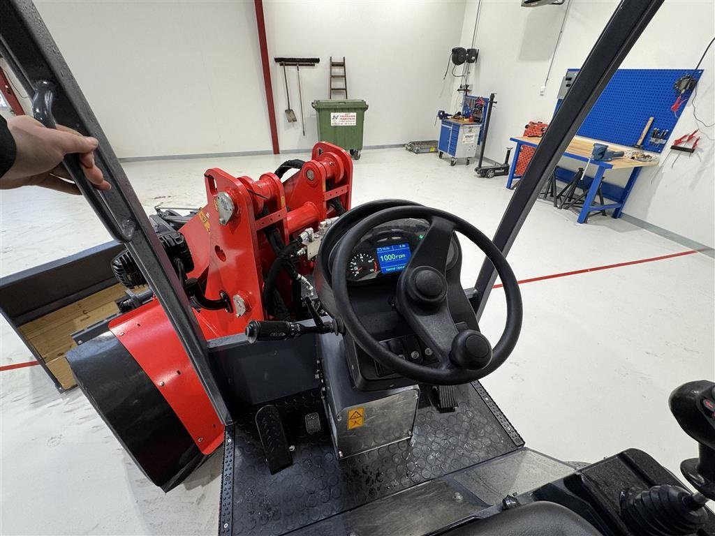 Kompaktlader des Typs Sonstige 1050 LX FABRIKSNY MED SKOVL OG PALLEGAFLER!, Gebrauchtmaschine in Nørager (Bild 19)