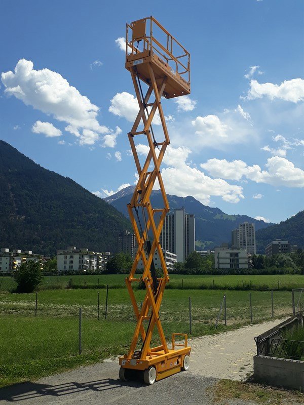 Kompaktlader of the type Sonstige Compact 10N Scherenhebebühne, Gebrauchtmaschine in Chur (Picture 2)