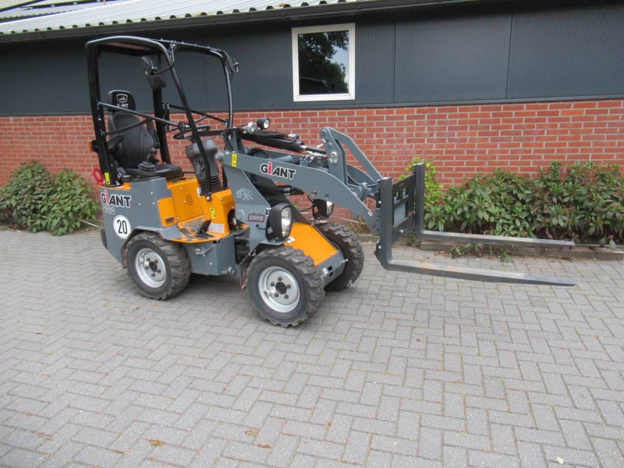 Kompaktlader of the type Sonstige Giant G 1200 4X4, Neumaschine in Borne (Picture 1)