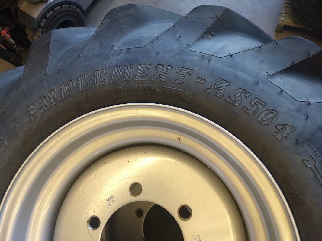 Komplettradsatz des Typs BKT 12.5/80-18, Gebrauchtmaschine in Rhinow (Bild 2)