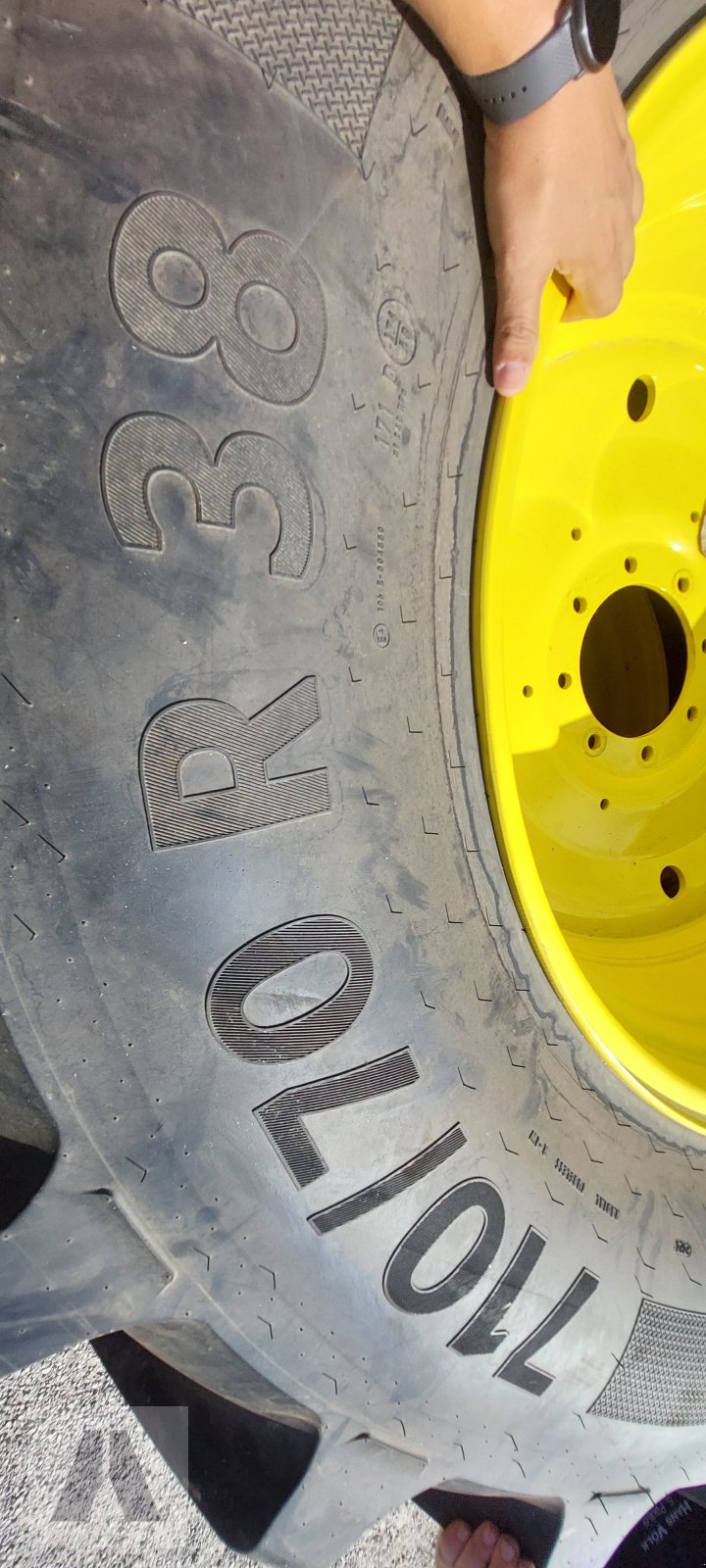 Komplettradsatz des Typs Continental 710/70R38 + 600/65R28, Neumaschine in Schwabmünchen (Bild 11)