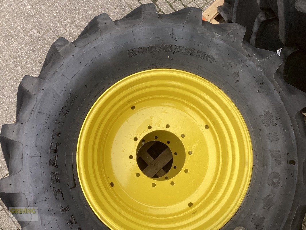 Komplettradsatz des Typs Firestone 710/70R42 + 600/65R30, Neumaschine in Kevelaer (Bild 3)