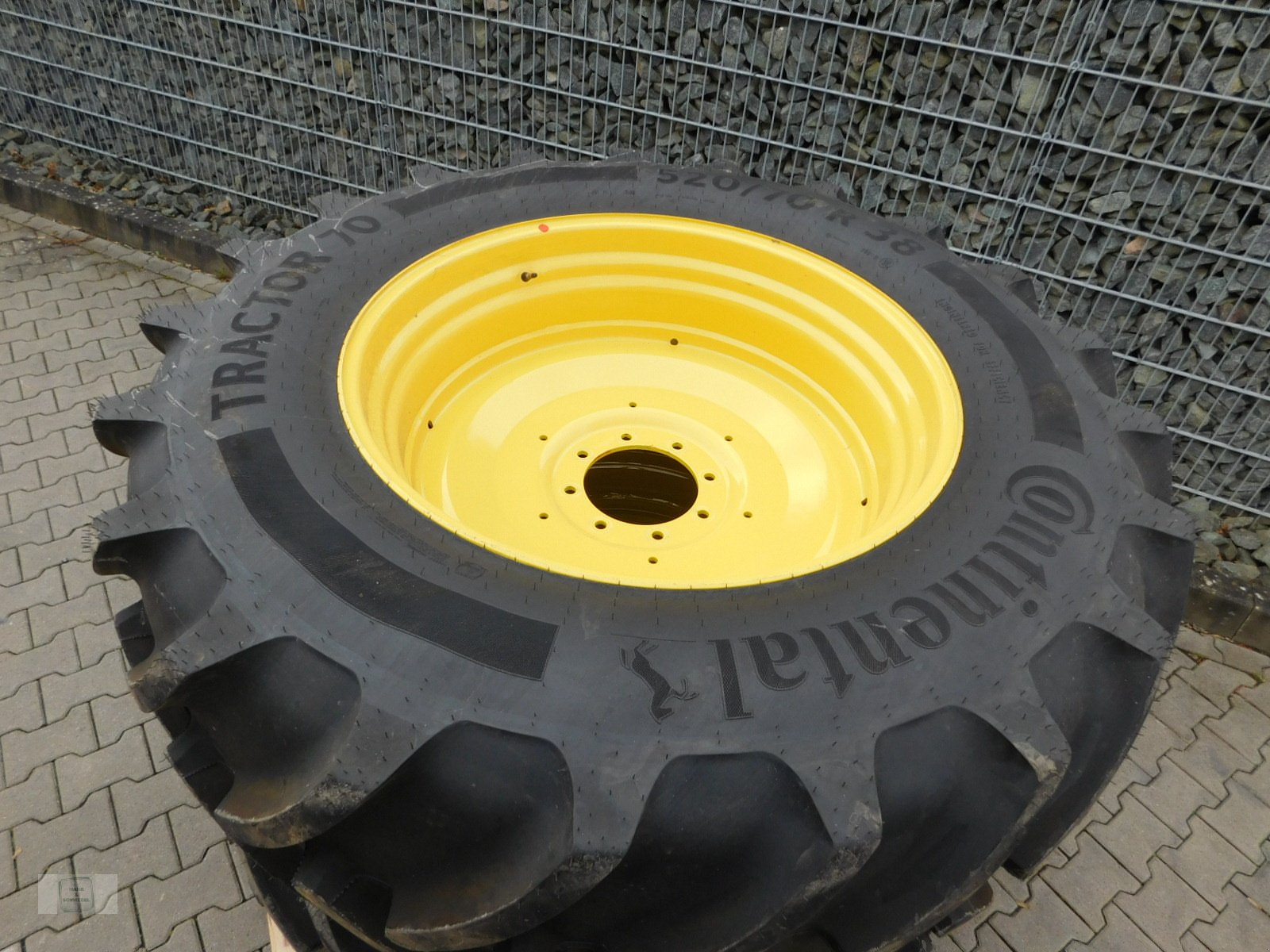 Komplettradsatz des Typs GKN 520/70R38, Neumaschine in Gross-Bieberau (Bild 1)