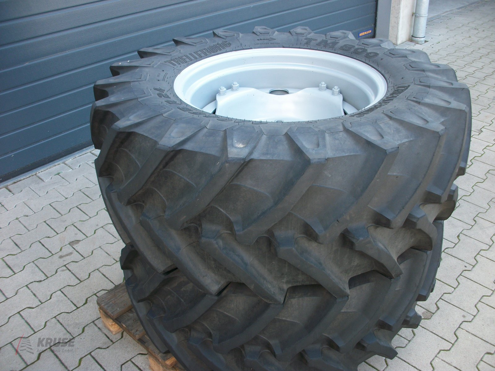 Komplettradsatz of the type Trelleborg TM 800 440/65 R24, Neumaschine in Fürstenau (Picture 3)