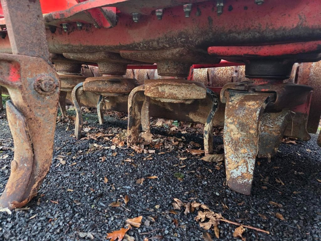 Kreiselegge des Typs Kuhn Hr303, Gebrauchtmaschine in VILLAINES LA JUHEL (Bild 4)