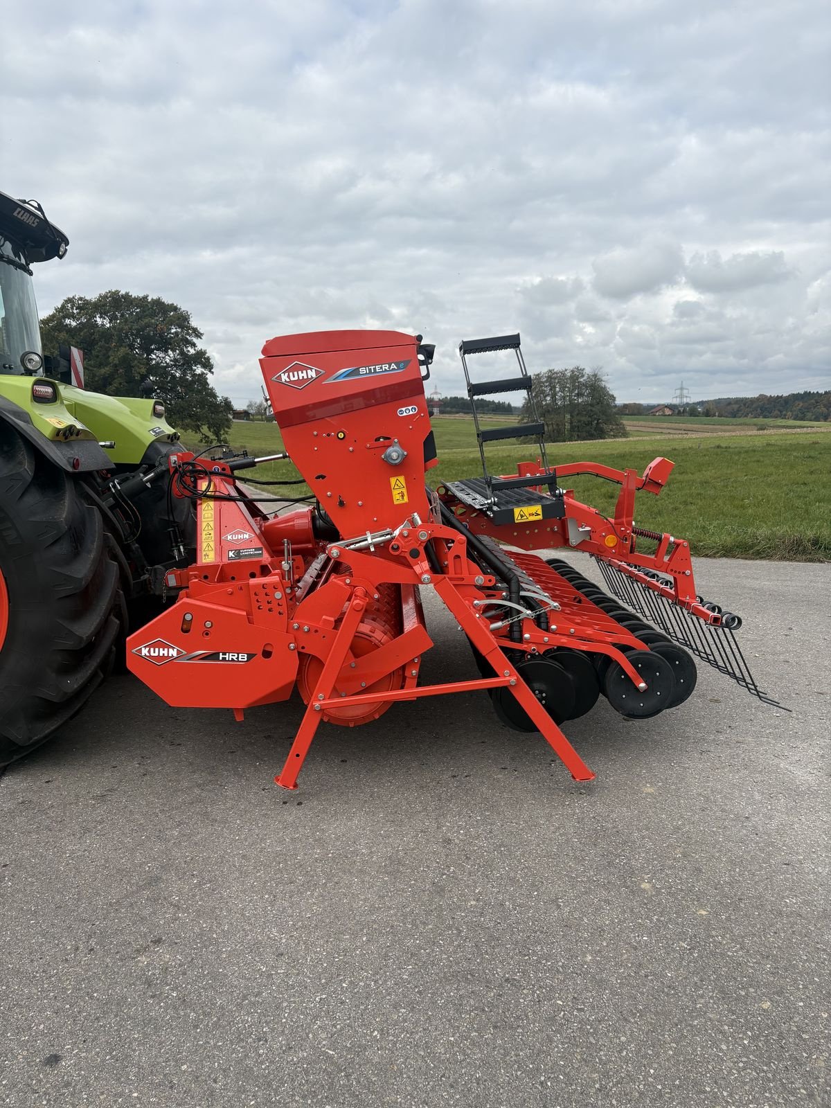 Kreiselegge of the type Kuhn HRB 303, Neumaschine in Pischelsdorf am Engelbach (Picture 1)