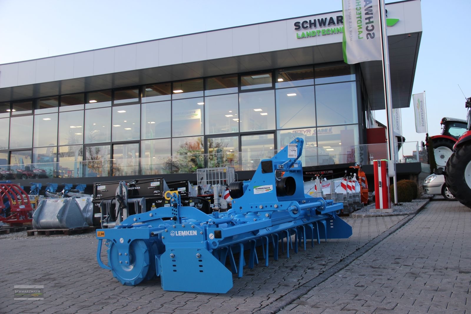 Kreiselegge of the type Lemken Zirkon 8/300 TPW, Neumaschine in Aurolzmünster (Picture 1)