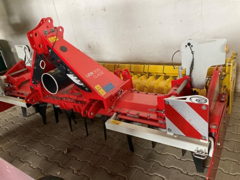 Kreiselegge des Typs Pöttinger LION 3030 CLASSIC, Neumaschine in Pfarrkirchen (Bild 1)