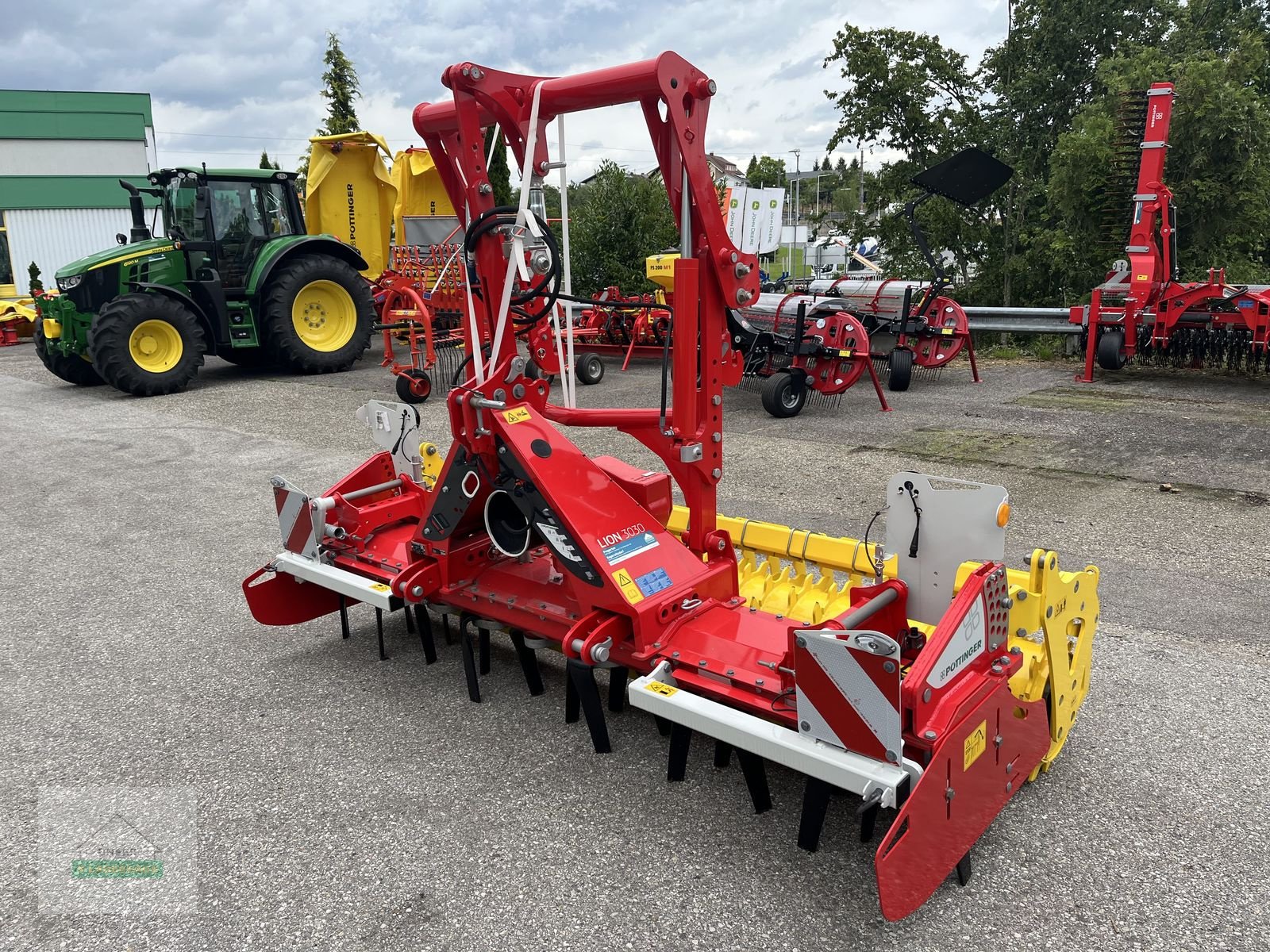 Kreiselegge des Typs Pöttinger Lion 3030, Neumaschine in Wartberg (Bild 1)