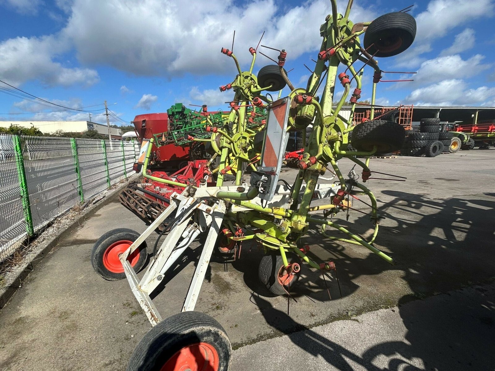 Kreiselheuer of the type CLAAS FANEUSE VOLTO 870T, Gebrauchtmaschine in BLENDECQUES (Picture 1)