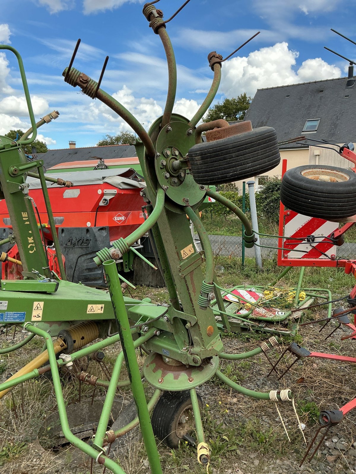 Kreiselheuer Türe ait Krone FANEUSE KRONE KW 552, Gebrauchtmaschine içinde ST CLEMENT DE LA PLACE (resim 2)