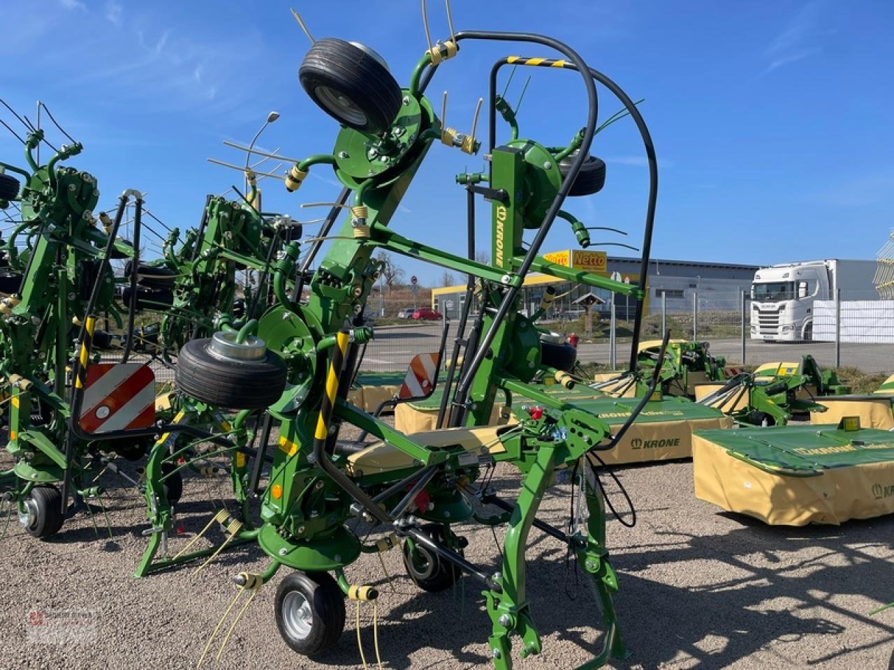 Kreiselheuer of the type Krone VENDRO 620, Neumaschine in Gottenheim (Picture 1)