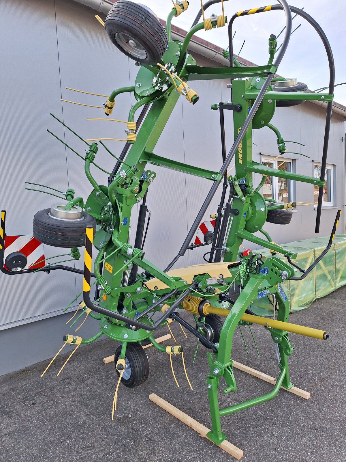 Kreiselheuer des Typs Krone Vendro 680, Neumaschine in Nittenau (Bild 2)