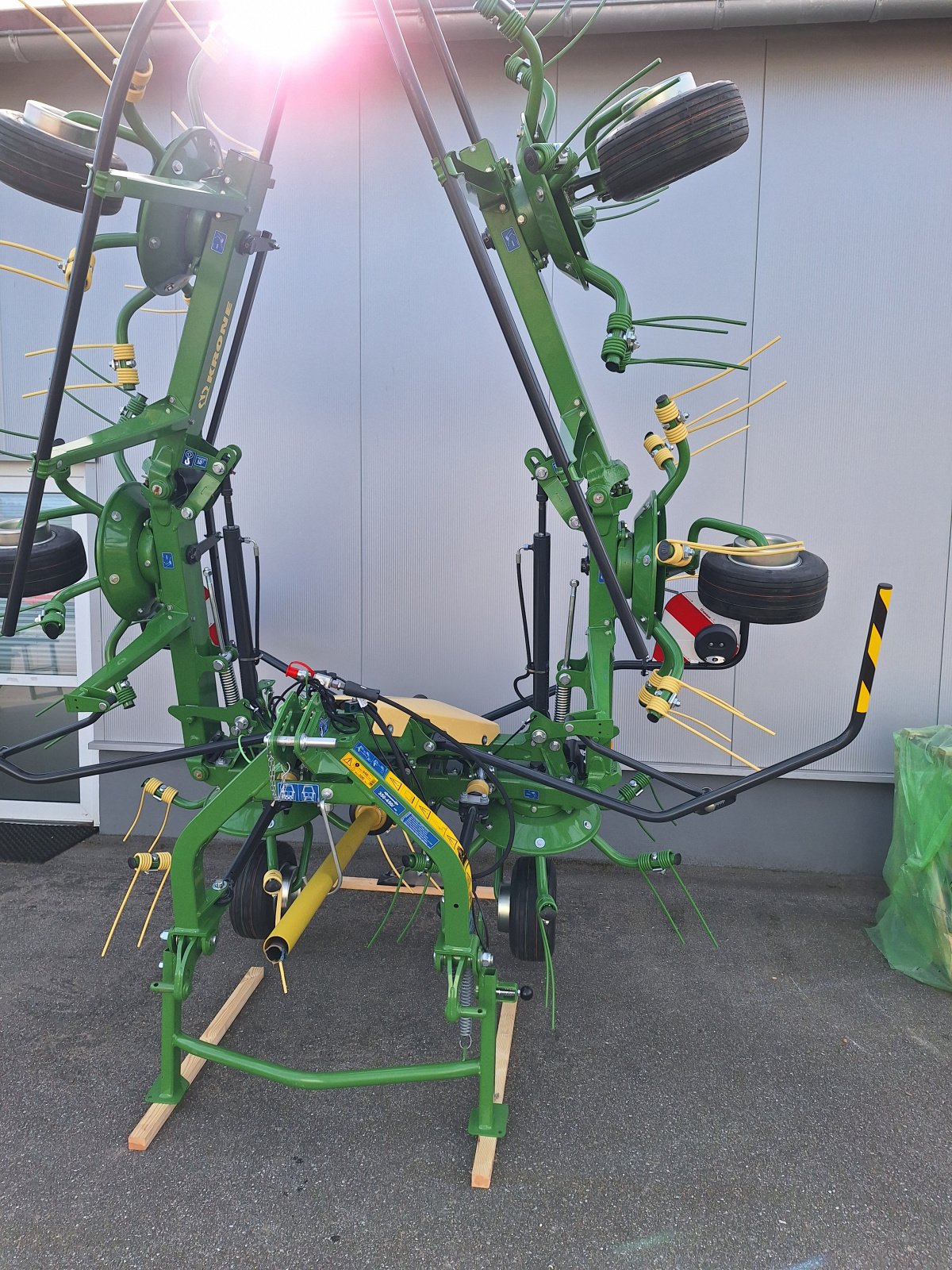 Kreiselheuer des Typs Krone Vendro 680, Neumaschine in Nittenau (Bild 3)