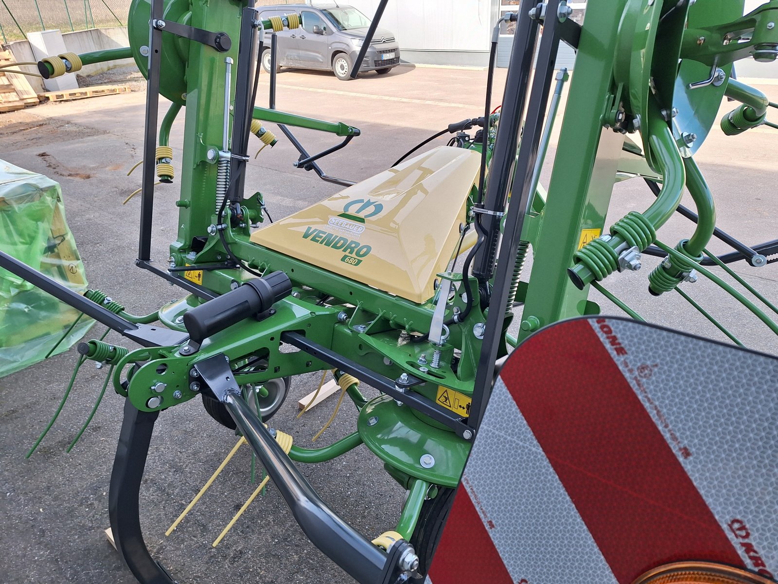 Kreiselheuer des Typs Krone Vendro 680, Neumaschine in Nittenau (Bild 4)