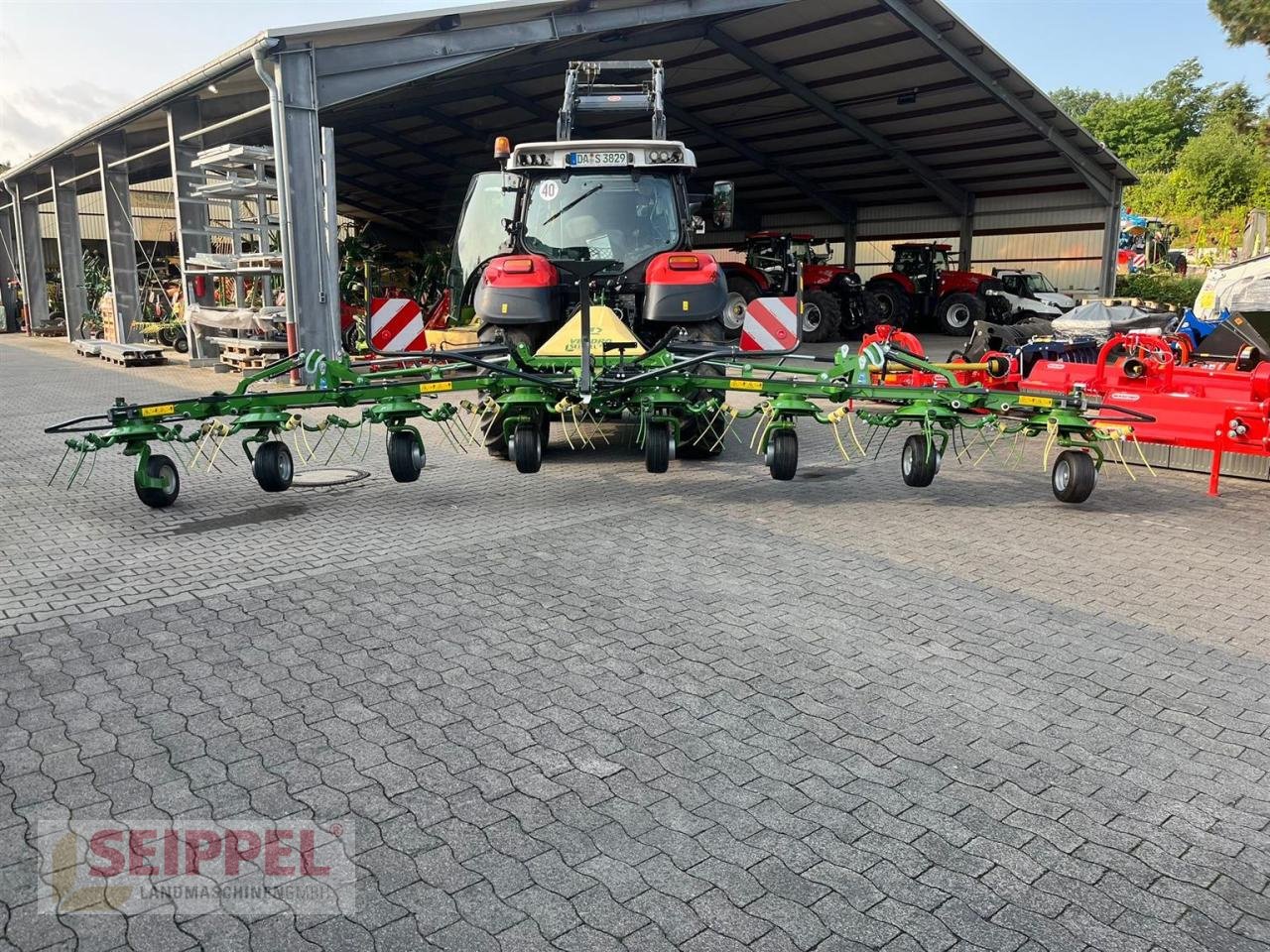 Kreiselheuer of the type Krone VENDRO 820, Neumaschine in Groß-Umstadt (Picture 1)