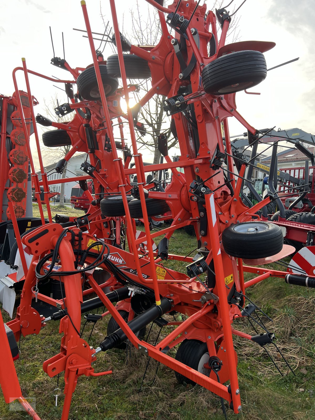 Kreiselheuer des Typs Kuhn GF 10803, Neumaschine in Söchtenau (Bild 2)