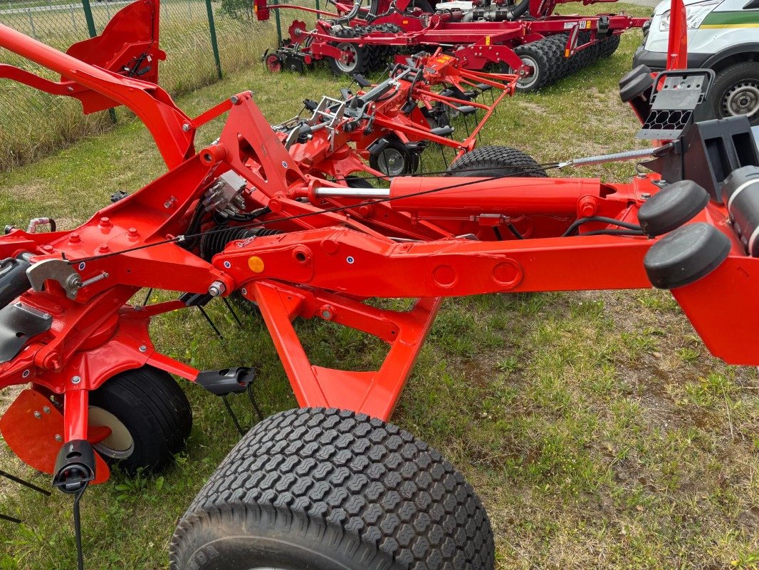 Kreiselheuer of the type Kuhn GF 10812 T, Neumaschine in Plau am See / OT Klebe (Picture 4)