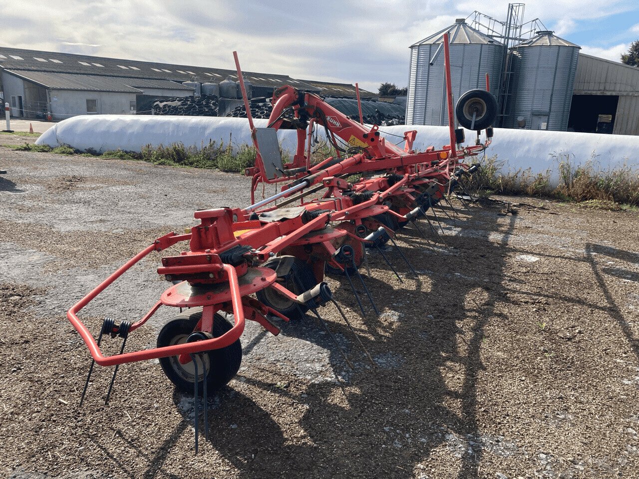 Kreiselheuer des Typs Kuhn GF 7902, Gebrauchtmaschine in ST CLEMENT DE LA PLACE (Bild 3)