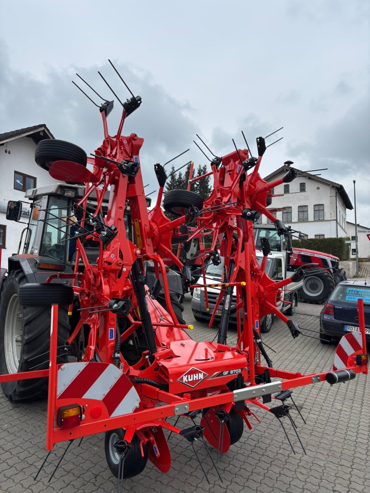 Kreiselheuer des Typs Kuhn GF 8703, Neumaschine in Amerang (Bild 1)