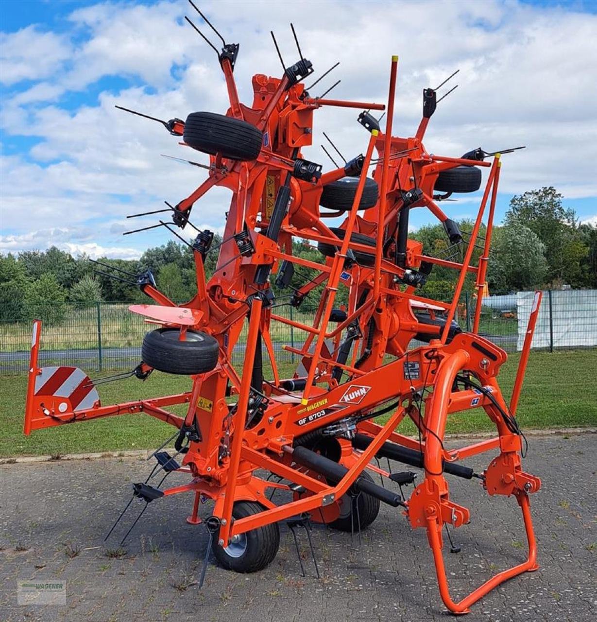 Kreiselheuer des Typs Kuhn GF 8703, Neumaschine in Bad Wildungen - Wega (Bild 1)
