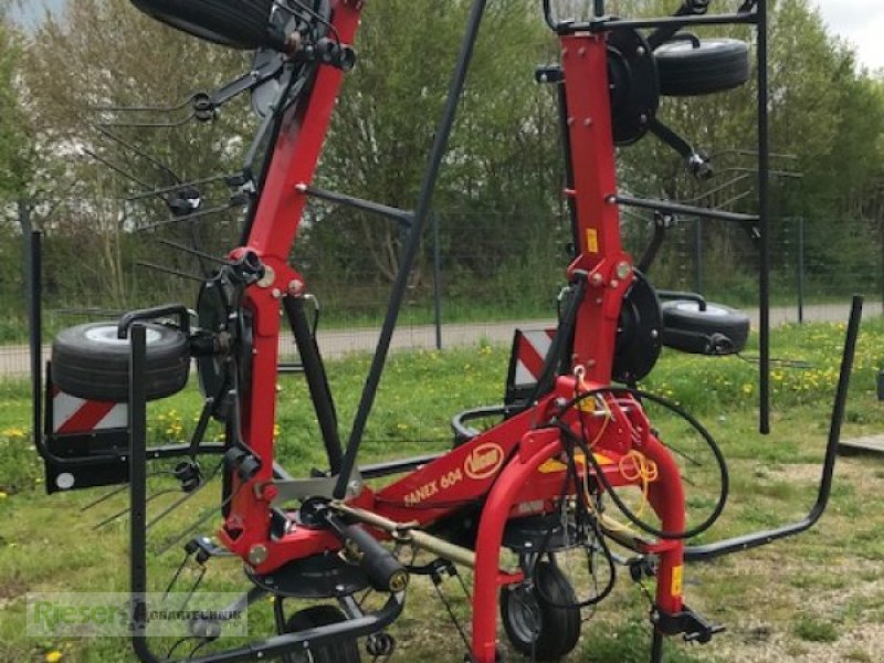 Kreiselheuer des Typs Kverneland Fanex 604 (früher Deutz Fahr) "Minus Weihnachtsrabatt", Neumaschine in Nördlingen (Bild 1)