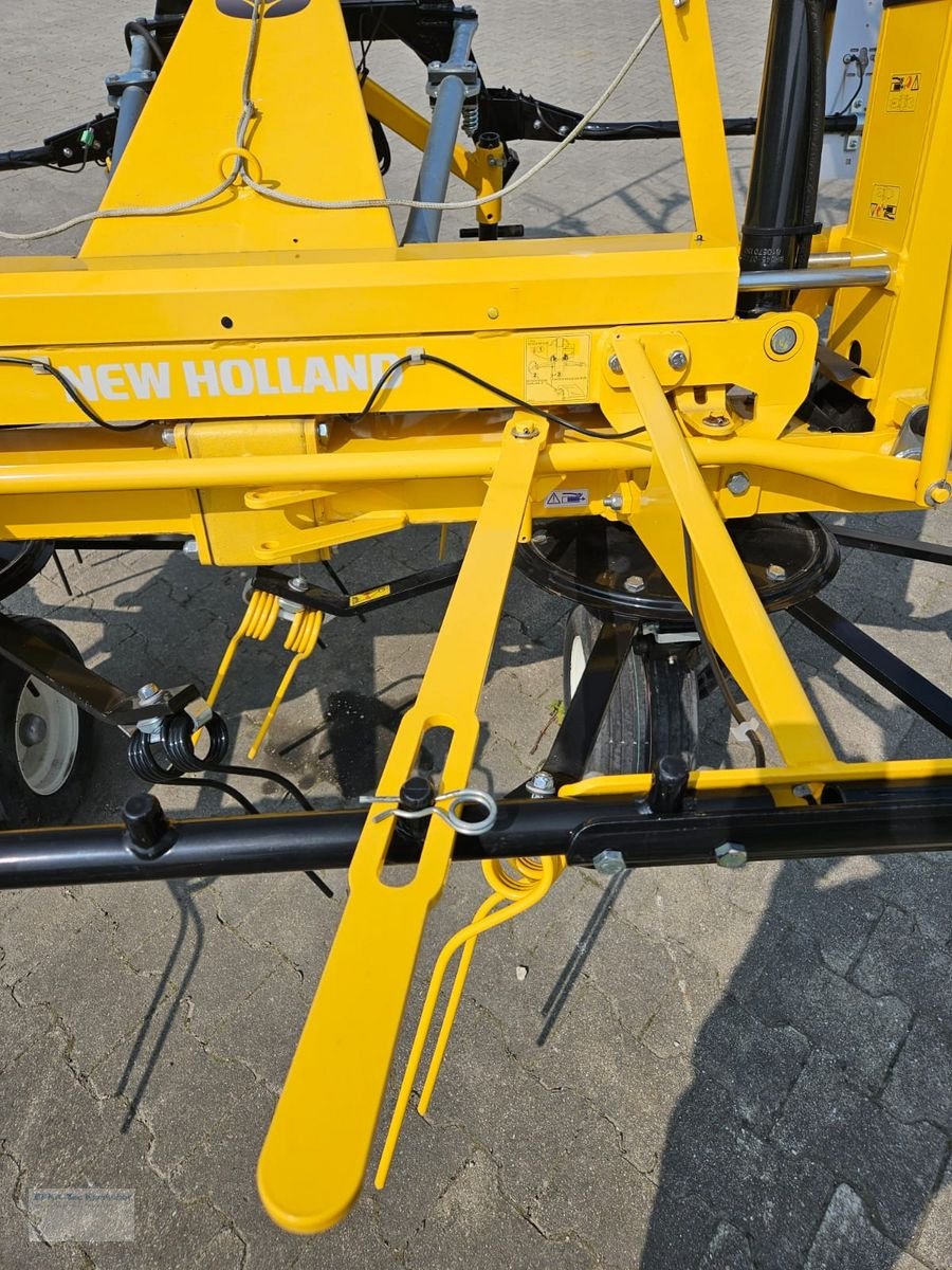 Kreiselheuer des Typs New Holland Proted 690, Neumaschine in Erlbach (Bild 2)