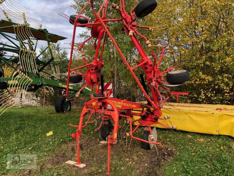 Niemeyer HR 671 DH, Gebrauchtmaschine, Baujahr: 2012 (Bild 1) Kreiselheuer des Typs Niemeyer HR 671 DH, Gebrauchtmaschine in Regen (Bild 1)