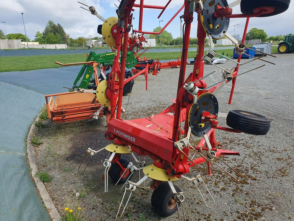 Kreiselheuer des Typs Pöttinger 810 N, Gebrauchtmaschine in VILLAINES LA JUHEL (Bild 2)
