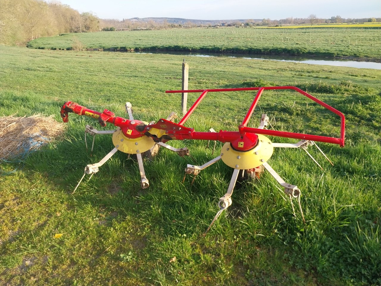 Kreiselheuer des Typs Pöttinger Eurohit 69, Gebrauchtmaschine in SAINT LOUP (Bild 8)