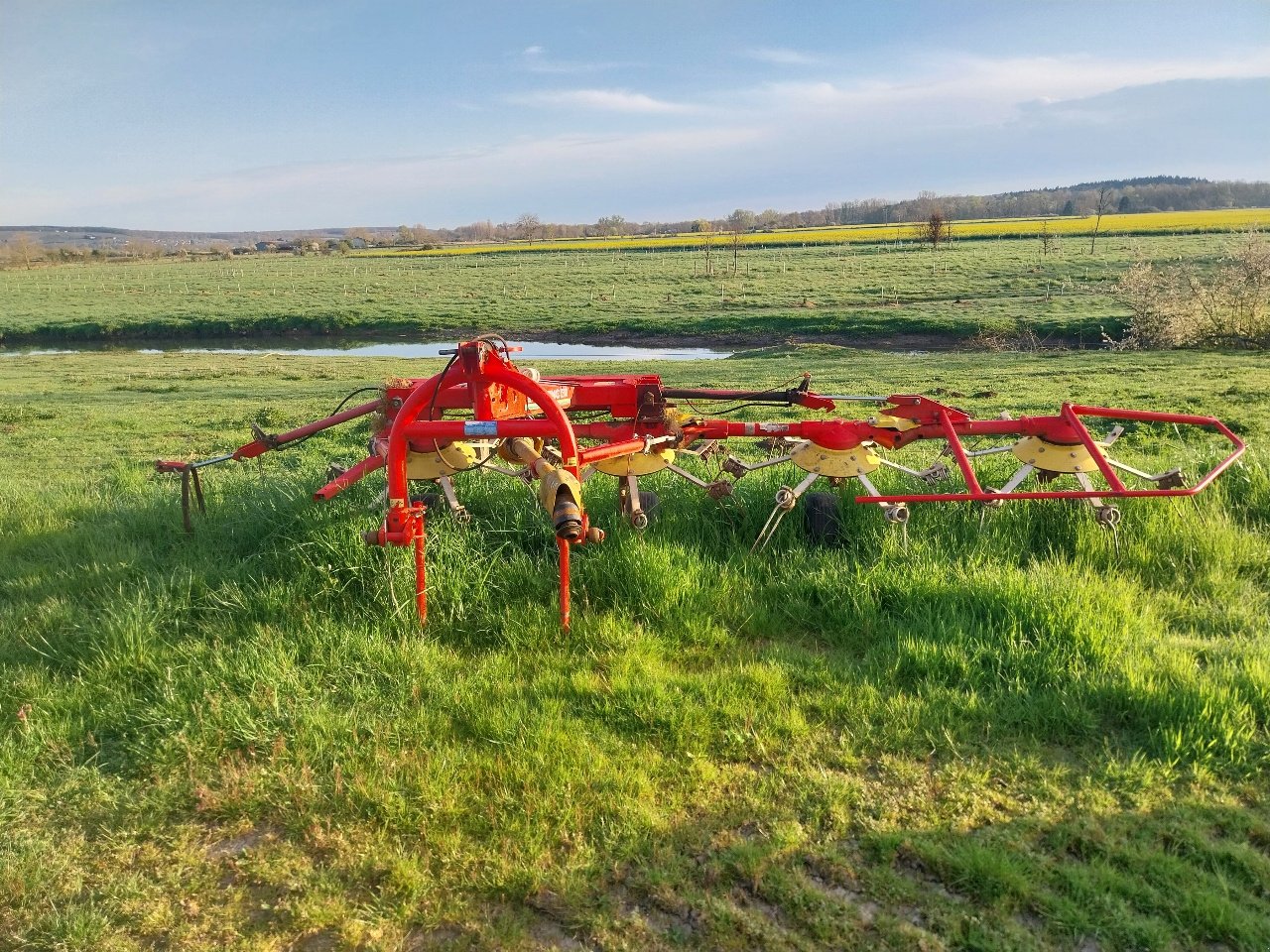 Kreiselheuer des Typs Pöttinger Eurohit 69, Gebrauchtmaschine in SAINT LOUP (Bild 1)