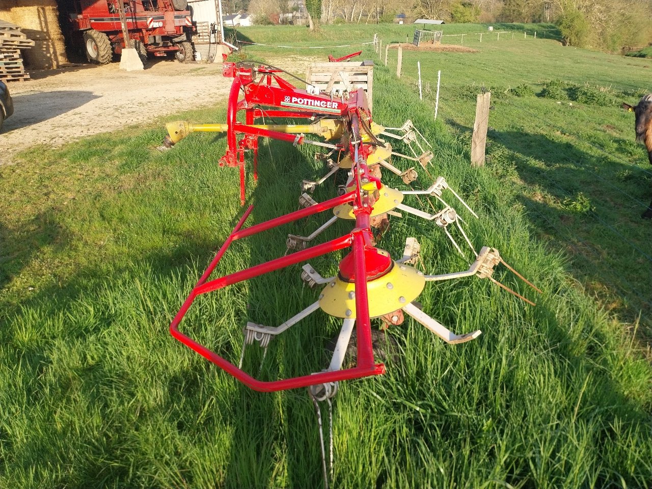 Kreiselheuer des Typs Pöttinger Eurohit 69, Gebrauchtmaschine in SAINT LOUP (Bild 4)