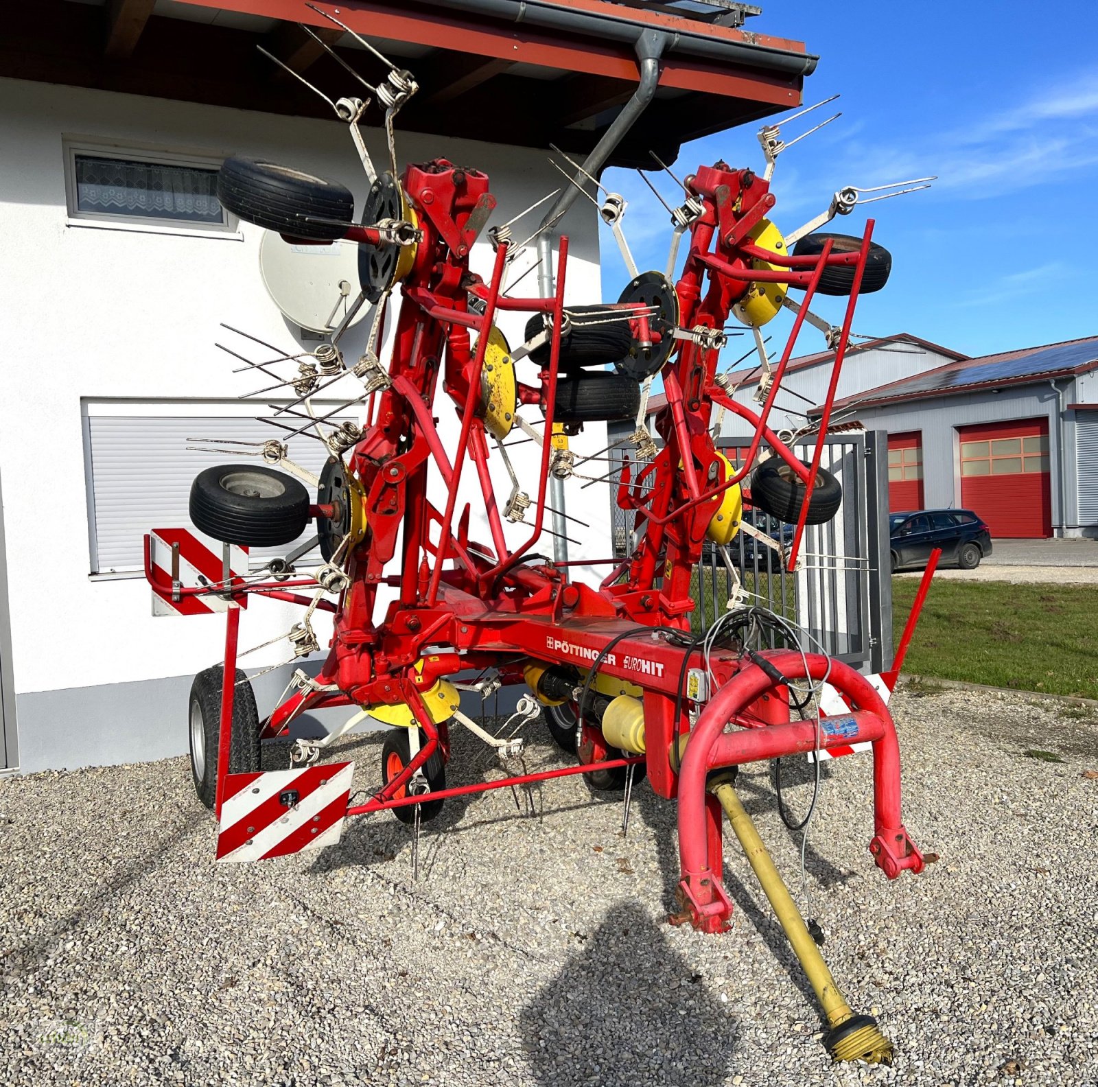 Kreiselheuer des Typs Pöttinger Eurohit 91 AZ - ein 8-er Kreiselheuer mit hydraulisch-klappbarem Transportfahrgestell, Gebrauchtmaschine in Burgrieden (Bild 1)