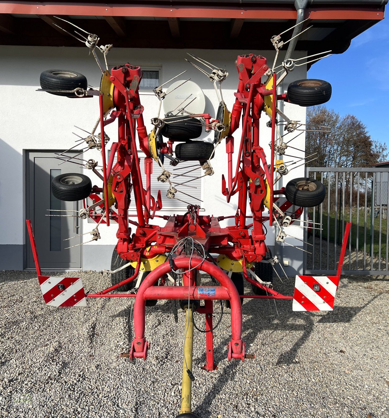 Kreiselheuer des Typs Pöttinger Eurohit 91 AZ - ein 8-er Kreiselheuer mit hydraulisch-klappbarem Transportfahrgestell, Gebrauchtmaschine in Burgrieden (Bild 2)