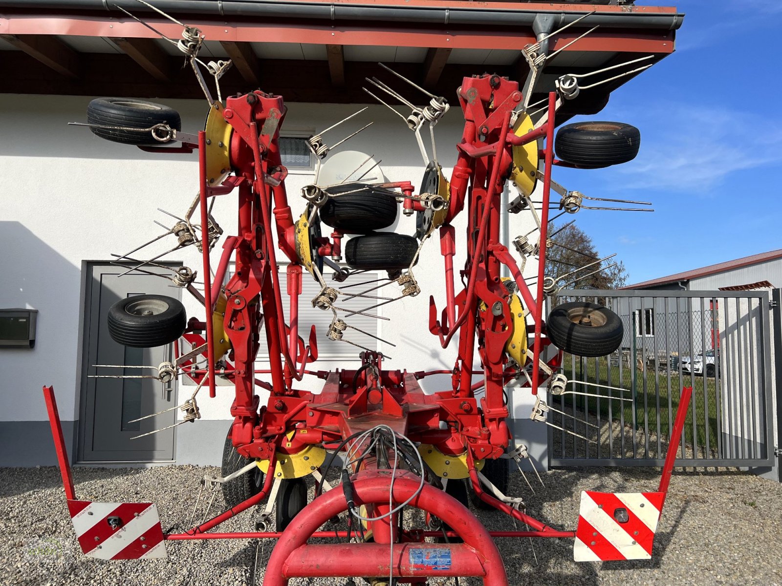 Kreiselheuer des Typs Pöttinger Eurohit 91 AZ - ein 8-er Kreiselheuer mit hydraulisch-klappbarem Transportfahrgestell, Gebrauchtmaschine in Burgrieden (Bild 3)