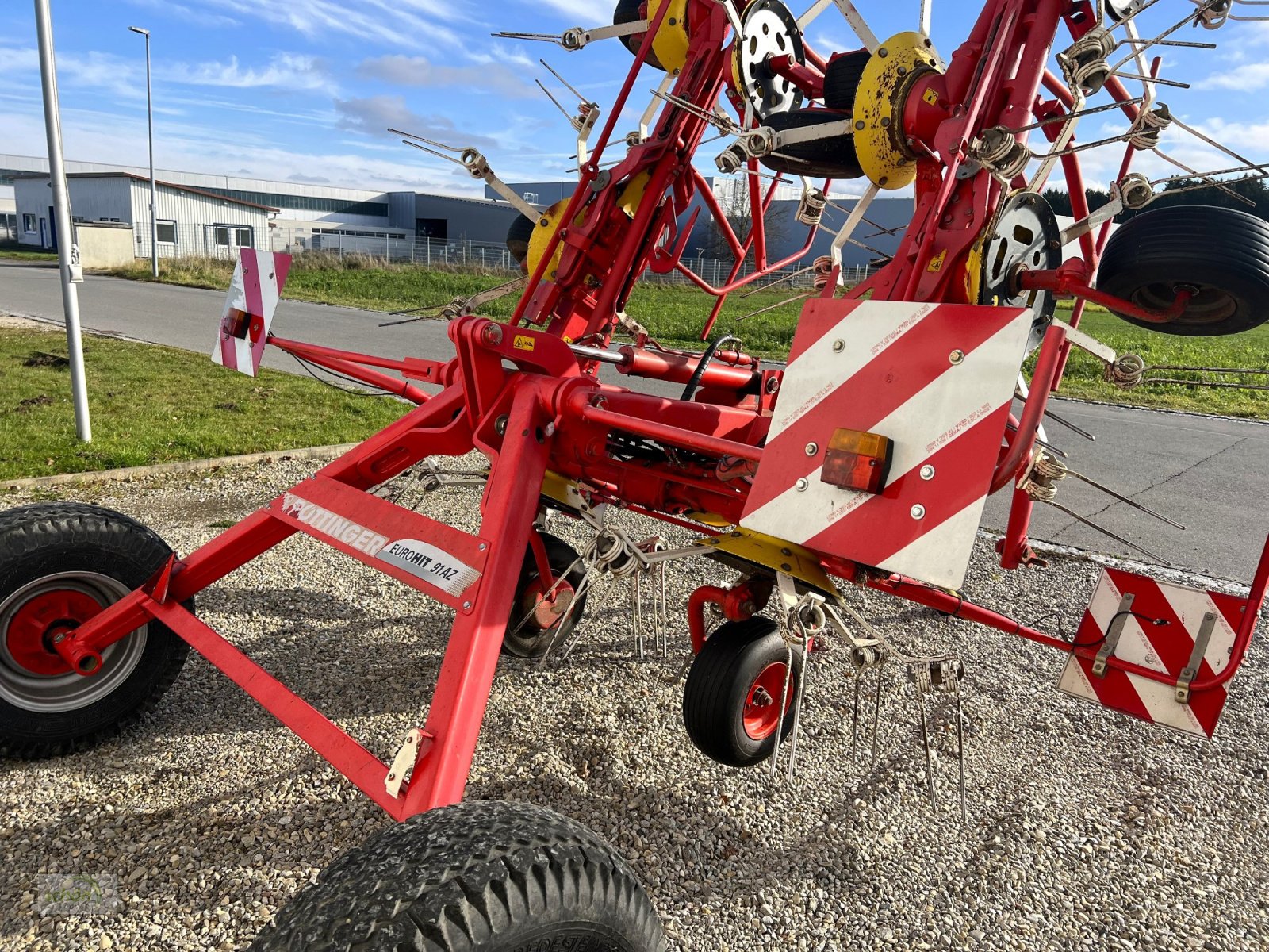 Kreiselheuer des Typs Pöttinger Eurohit 91 AZ - ein 8-er Kreiselheuer mit hydraulisch-klappbarem Transportfahrgestell, Gebrauchtmaschine in Burgrieden (Bild 7)