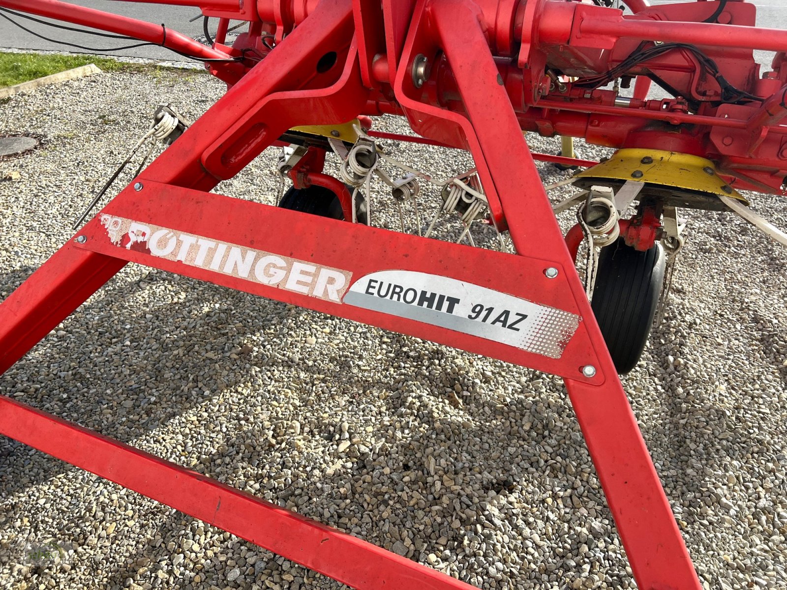 Kreiselheuer des Typs Pöttinger Eurohit 91 AZ - ein 8-er Kreiselheuer mit hydraulisch-klappbarem Transportfahrgestell, Gebrauchtmaschine in Burgrieden (Bild 8)