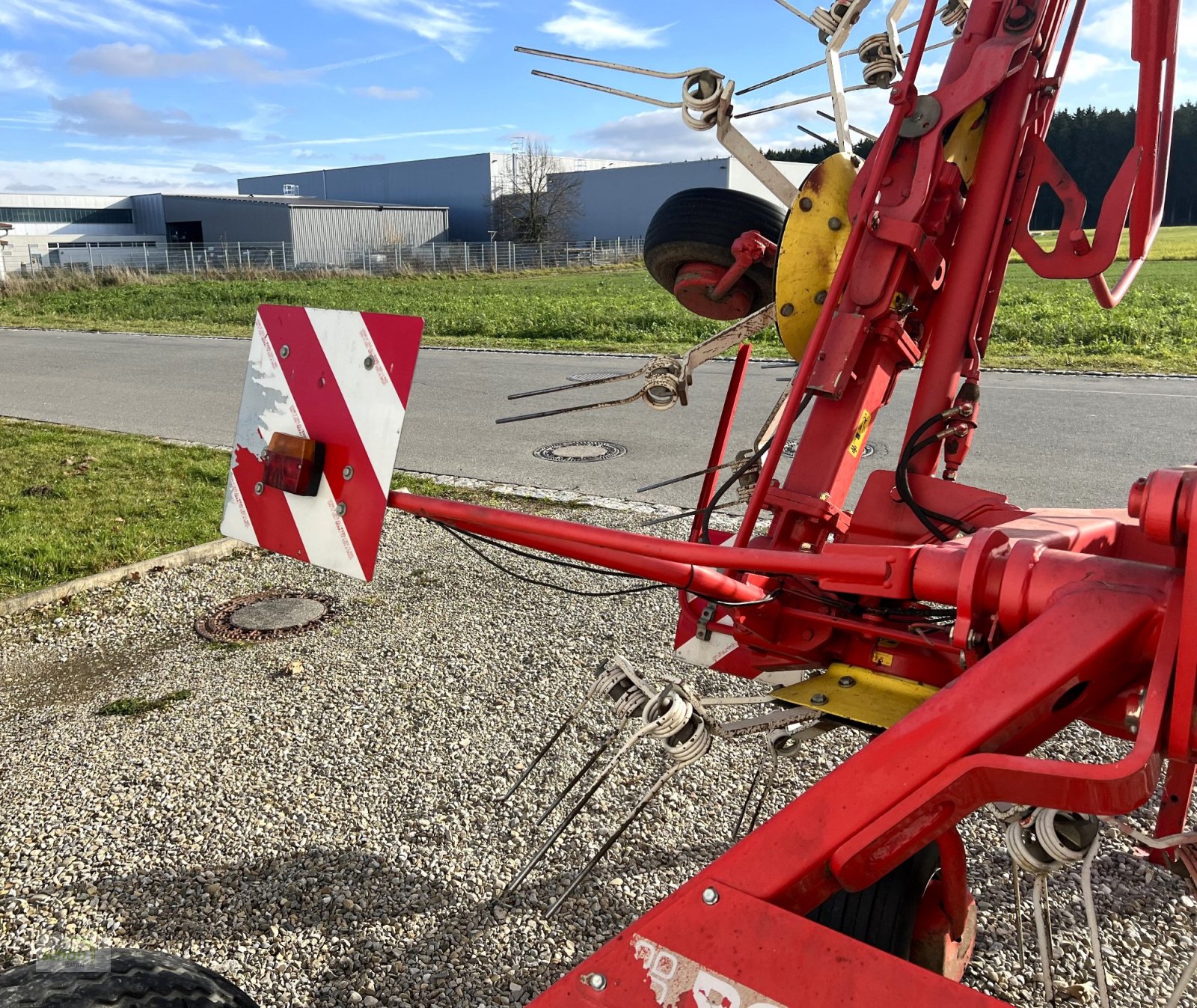 Kreiselheuer des Typs Pöttinger Eurohit 91 AZ - ein 8-er Kreiselheuer mit hydraulisch-klappbarem Transportfahrgestell, Gebrauchtmaschine in Burgrieden (Bild 9)