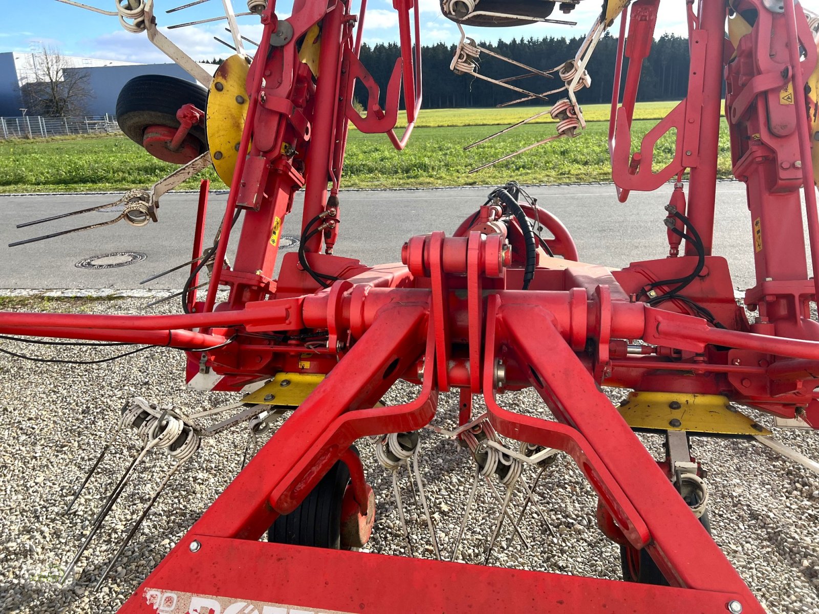 Kreiselheuer des Typs Pöttinger Eurohit 91 AZ - ein 8-er Kreiselheuer mit hydraulisch-klappbarem Transportfahrgestell, Gebrauchtmaschine in Burgrieden (Bild 10)