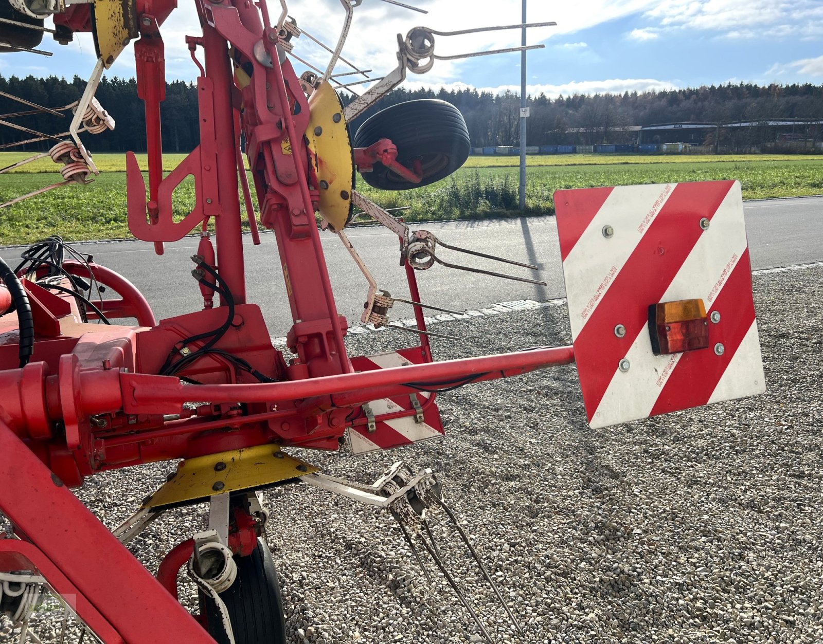 Kreiselheuer des Typs Pöttinger Eurohit 91 AZ - ein 8-er Kreiselheuer mit hydraulisch-klappbarem Transportfahrgestell, Gebrauchtmaschine in Burgrieden (Bild 11)