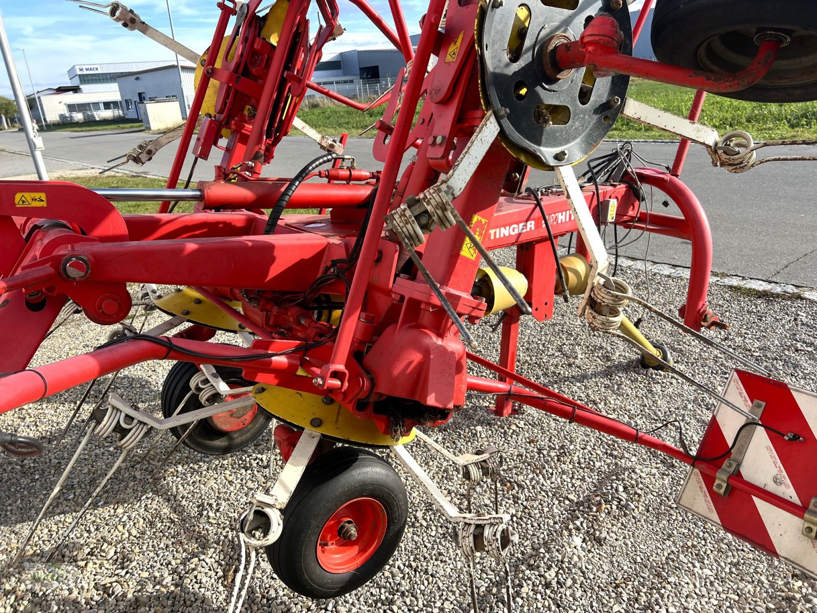 Kreiselheuer des Typs Pöttinger Eurohit 91 AZ - ein 8-er Kreiselheuer mit hydraulisch-klappbarem Transportfahrgestell, Gebrauchtmaschine in Burgrieden (Bild 12)