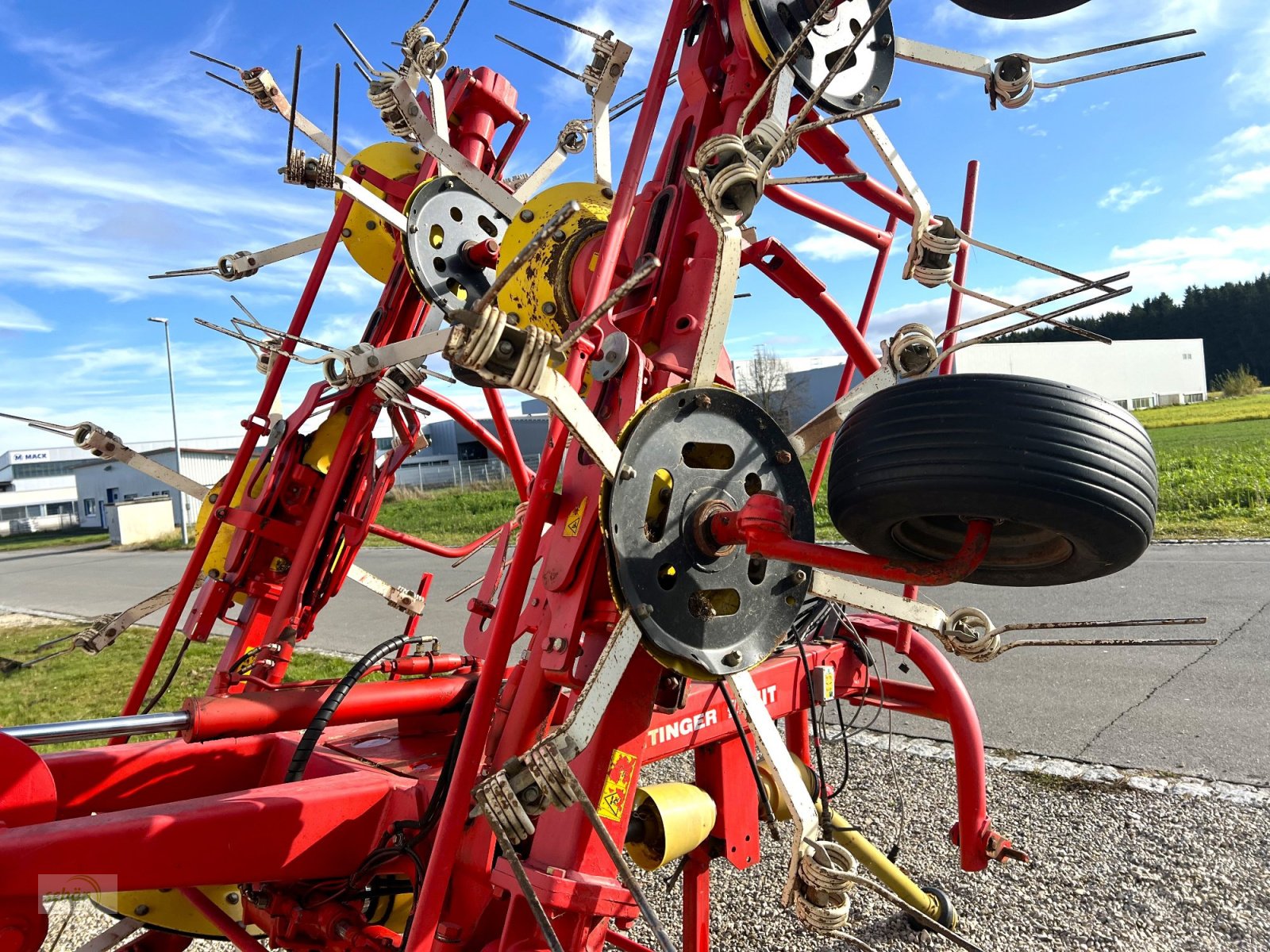 Kreiselheuer des Typs Pöttinger Eurohit 91 AZ - ein 8-er Kreiselheuer mit hydraulisch-klappbarem Transportfahrgestell, Gebrauchtmaschine in Burgrieden (Bild 13)