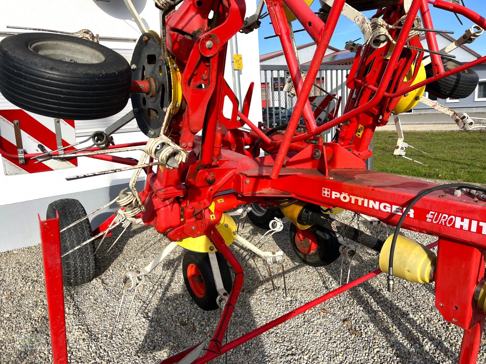 Kreiselheuer des Typs Pöttinger Eurohit 91 AZ - ein 8-er Kreiselheuer mit hydraulisch-klappbarem Transportfahrgestell, Gebrauchtmaschine in Burgrieden (Bild 15)