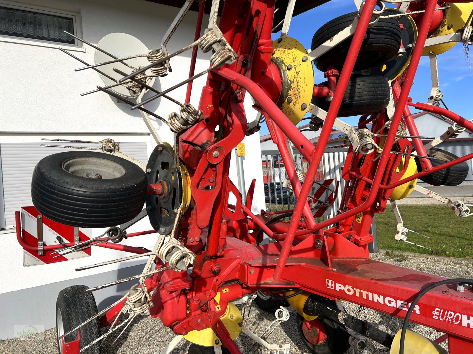 Kreiselheuer des Typs Pöttinger Eurohit 91 AZ - ein 8-er Kreiselheuer mit hydraulisch-klappbarem Transportfahrgestell, Gebrauchtmaschine in Burgrieden (Bild 16)