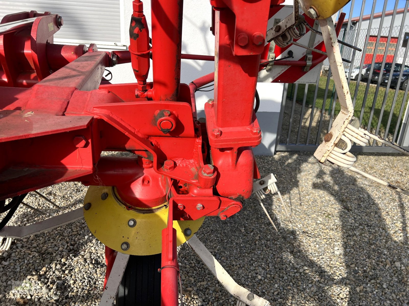 Kreiselheuer des Typs Pöttinger Eurohit 91 AZ - ein 8-er Kreiselheuer mit hydraulisch-klappbarem Transportfahrgestell, Gebrauchtmaschine in Burgrieden (Bild 21)