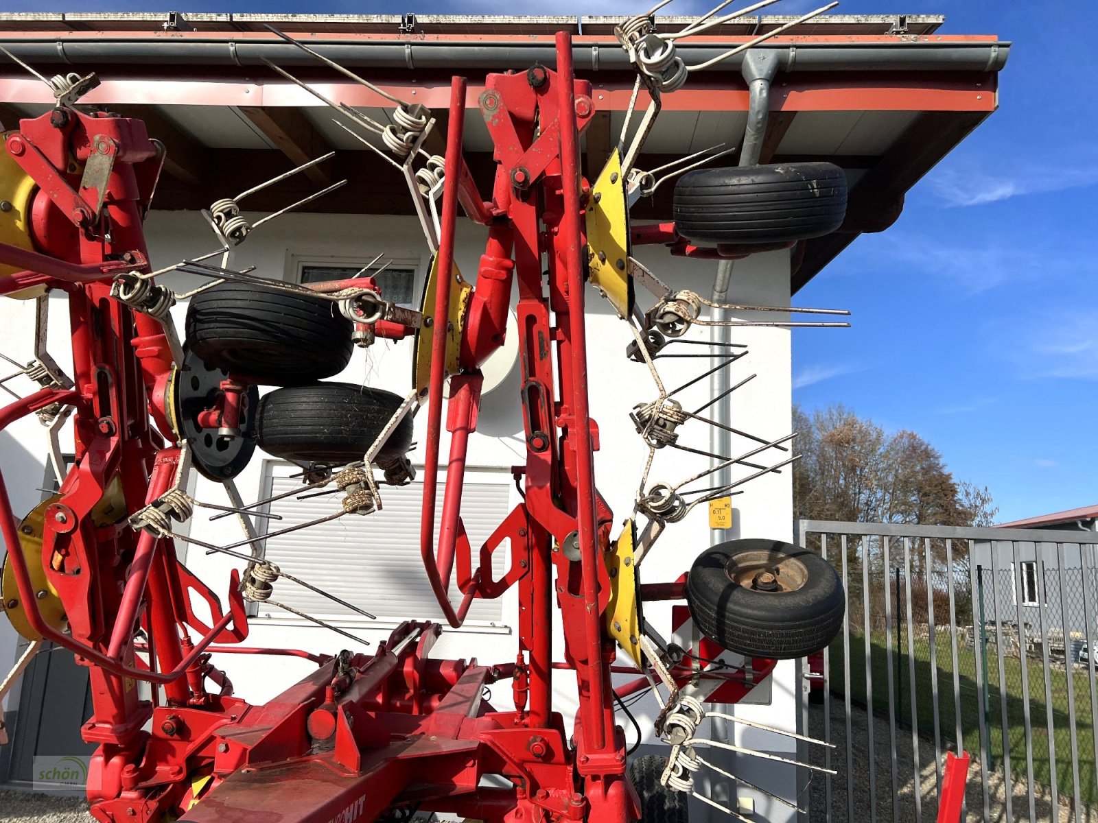 Kreiselheuer des Typs Pöttinger Eurohit 91 AZ - ein 8-er Kreiselheuer mit hydraulisch-klappbarem Transportfahrgestell, Gebrauchtmaschine in Burgrieden (Bild 22)
