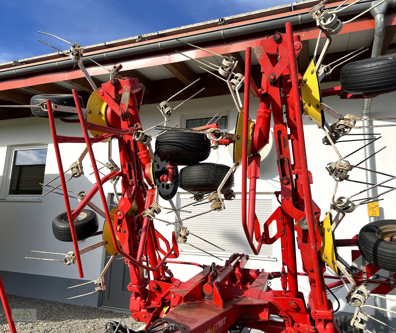 Kreiselheuer des Typs Pöttinger Eurohit 91 AZ - ein 8-er Kreiselheuer mit hydraulisch-klappbarem Transportfahrgestell, Gebrauchtmaschine in Burgrieden (Bild 24)