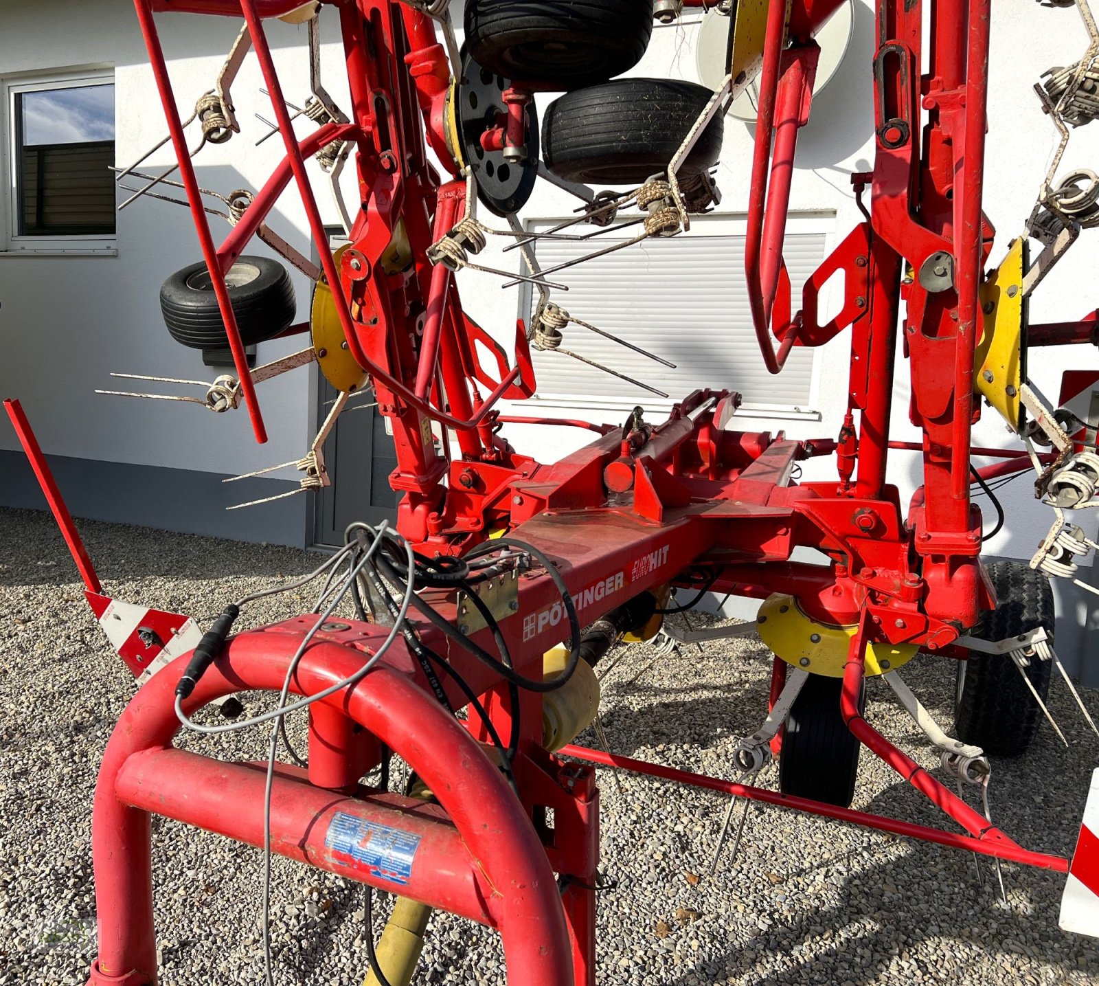 Kreiselheuer des Typs Pöttinger Eurohit 91 AZ - ein 8-er Kreiselheuer mit hydraulisch-klappbarem Transportfahrgestell, Gebrauchtmaschine in Burgrieden (Bild 25)