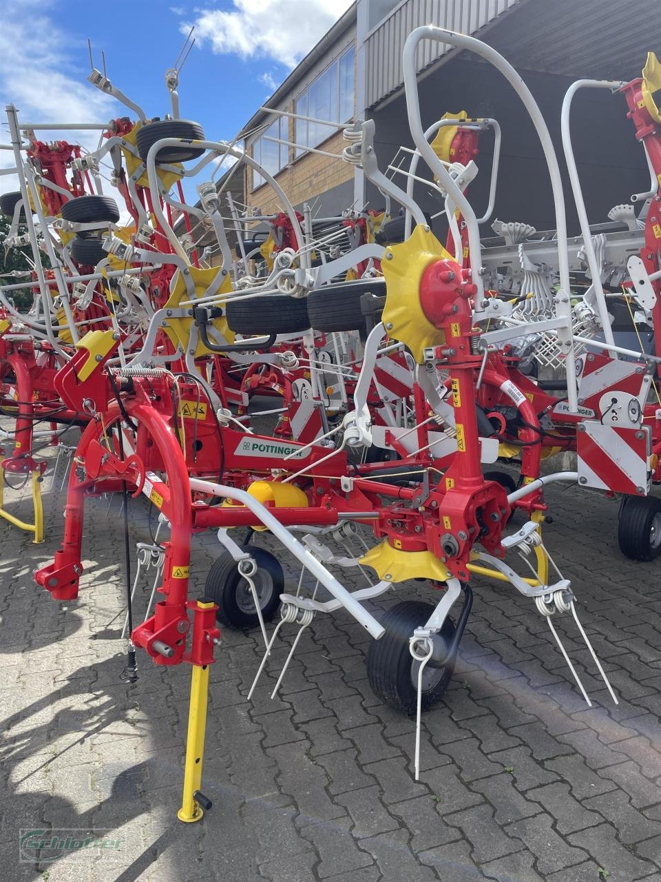 Kreiselheuer des Typs Pöttinger HIT 4.47, Neumaschine in Idstein-Wörsdorf (Bild 1)